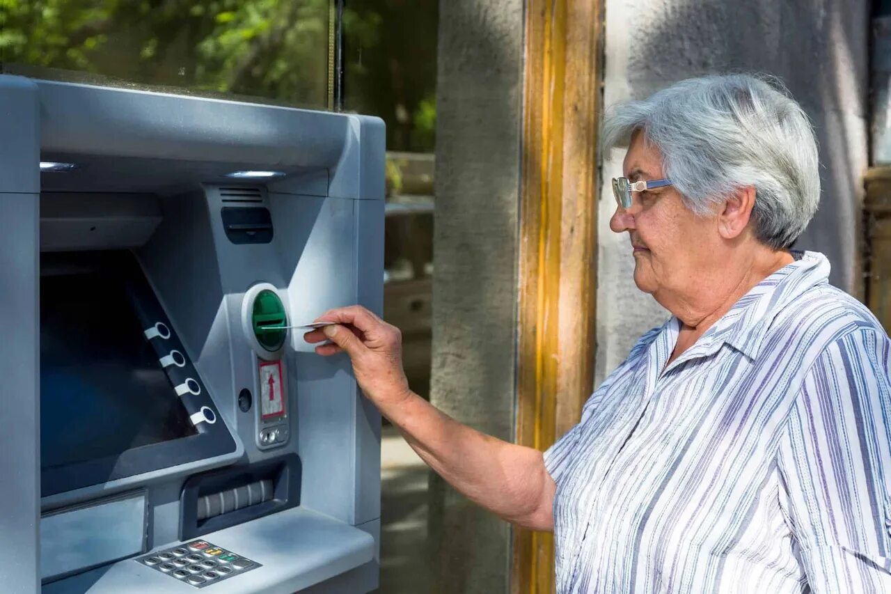 Пенсия через банк. Пенсионер у банкомата. Банкомат деньги пенсионерка. Бабка у банкомата. Пенсионер возле банкомата.