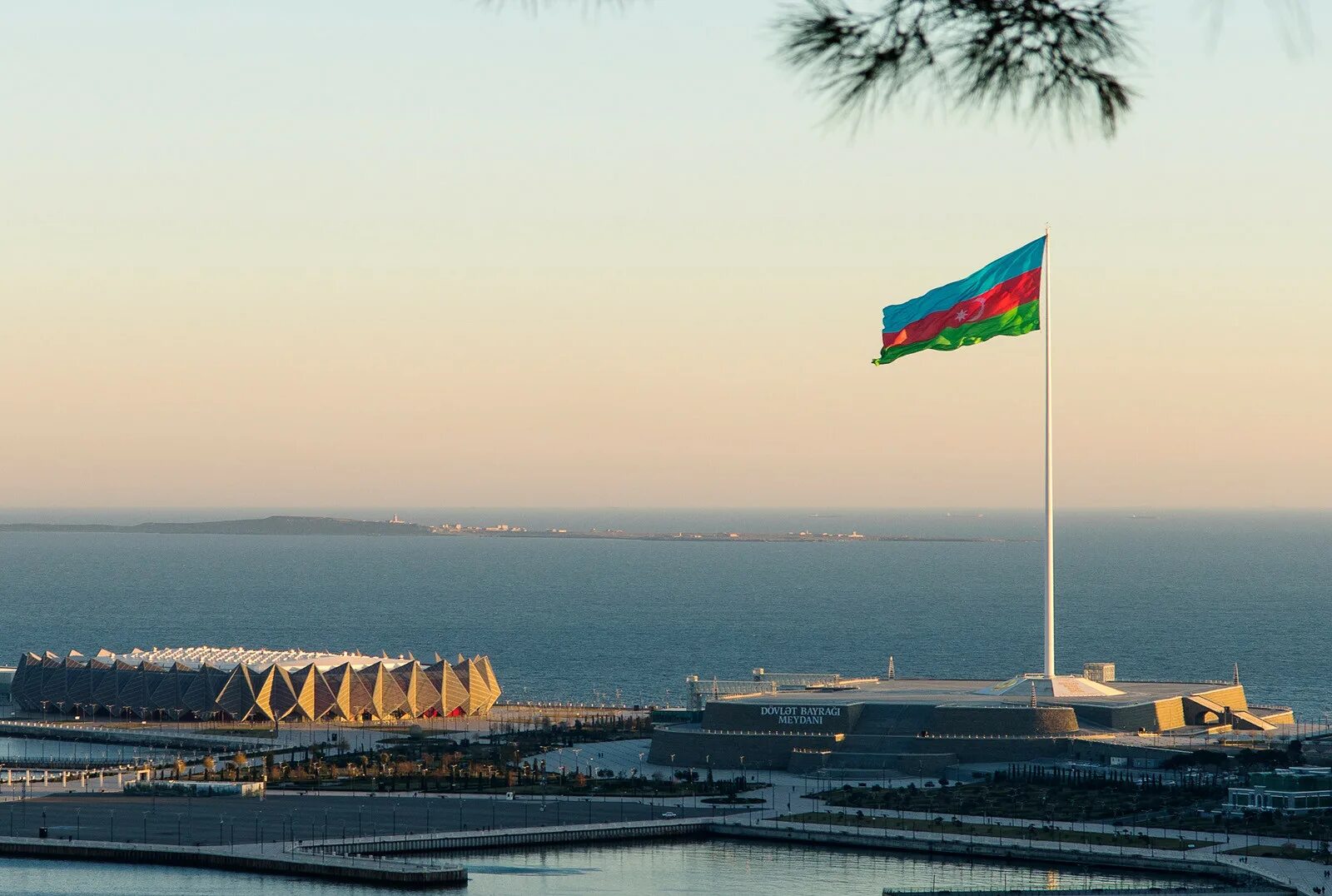 Площадь флага Баку. Азербайджан Баку Каспийское море. Каспий Баку. Баку флаг на набережной.