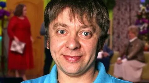 Миссионерлік позициядағы писканың ішінде камминг жасайтын қара адамның фотосы