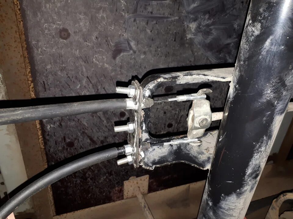 Замена ручника газель бизнес. Замена центрального троса ручника газель некст. Замена ручника газель бизнес. Замена троса стояночного тормоза газель 3302. Замена ручника газель бизнес.