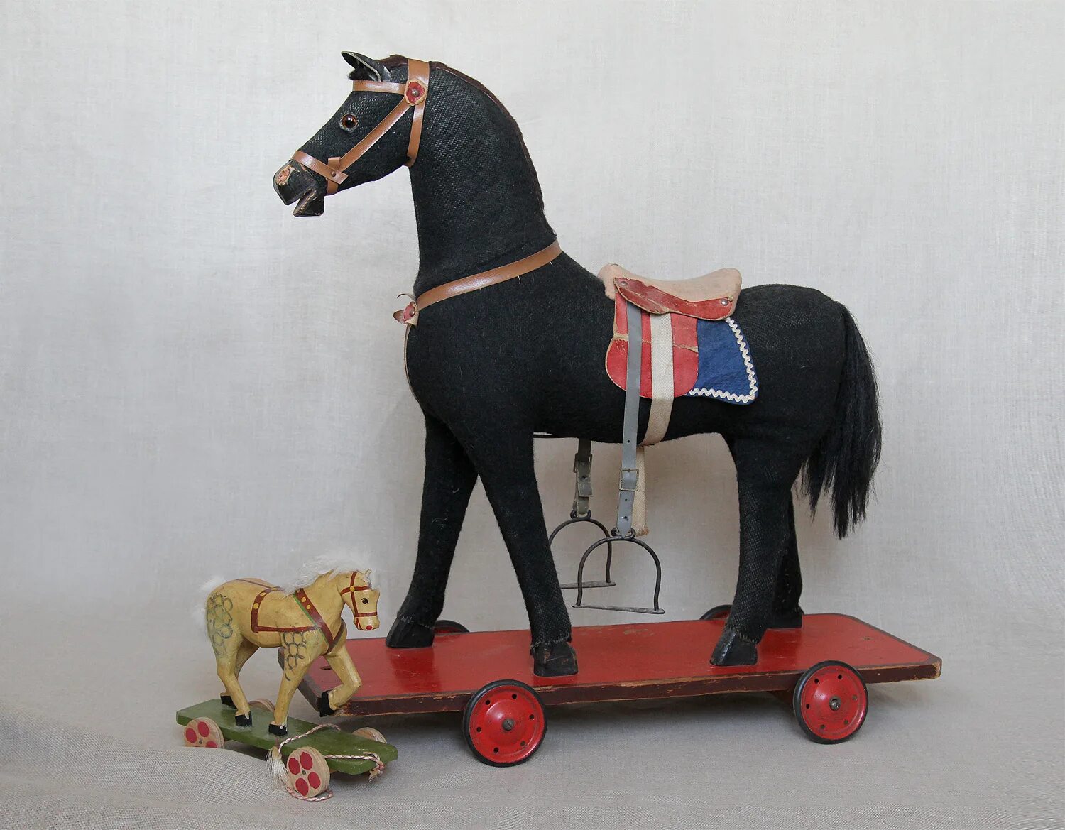 Старинные игрушки. Старинная игрушка лошадка. Советские игрушки. Деревянная лошадка.