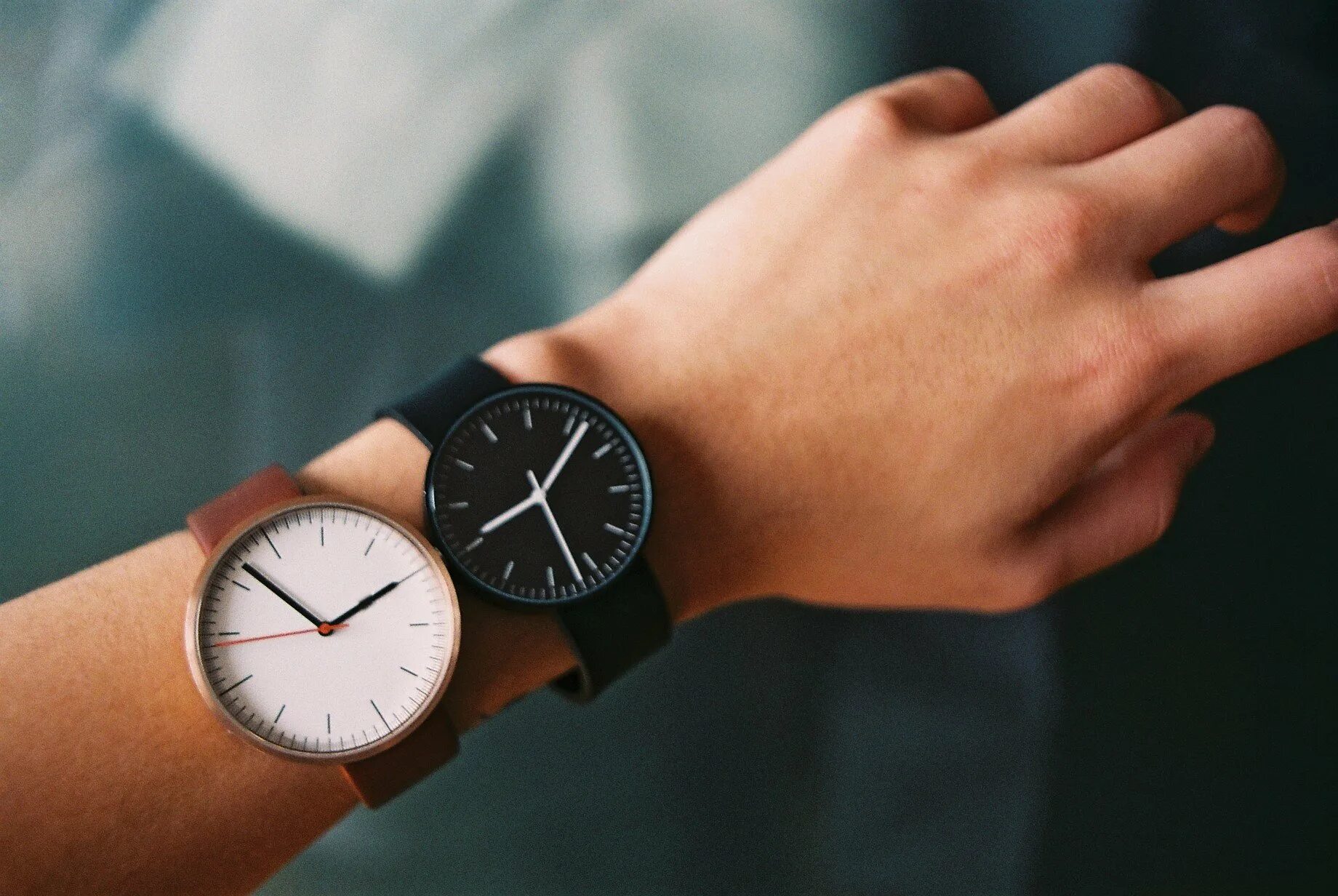 Часы на руке. Skmei led watch. Garmin фитнес трекер. Часы интенсива. Рука с часами.