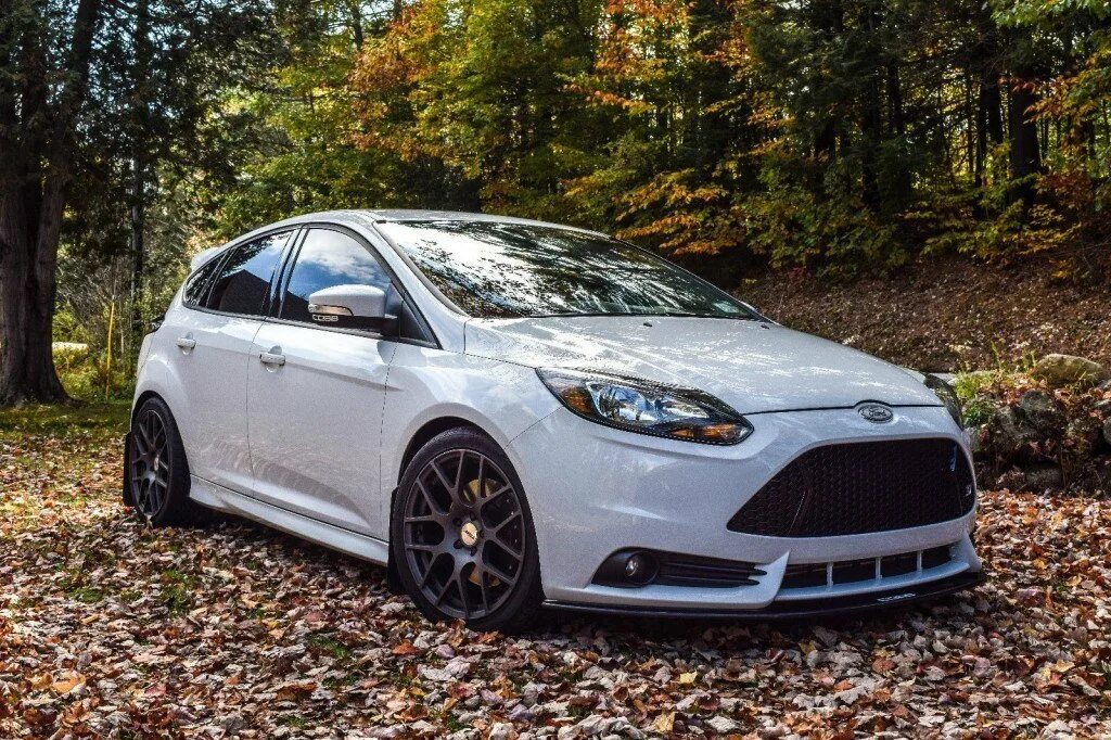 Ст тюнинг. Ford Focus 3 St белый. Ford Focus 3 Tuning. Ford Focus 3 St Tuning. Ford Focus St 2013.