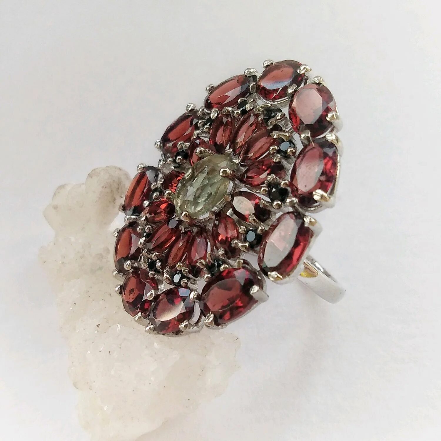 кольцо с натуральным гранатом «преображение» 1 399,00p. 585 кольцо с гранатом золотое. кольцо из серебра с гранатом (арт. кольцо с гранатом и фианитами. кольцо с гранатом из красного золота.