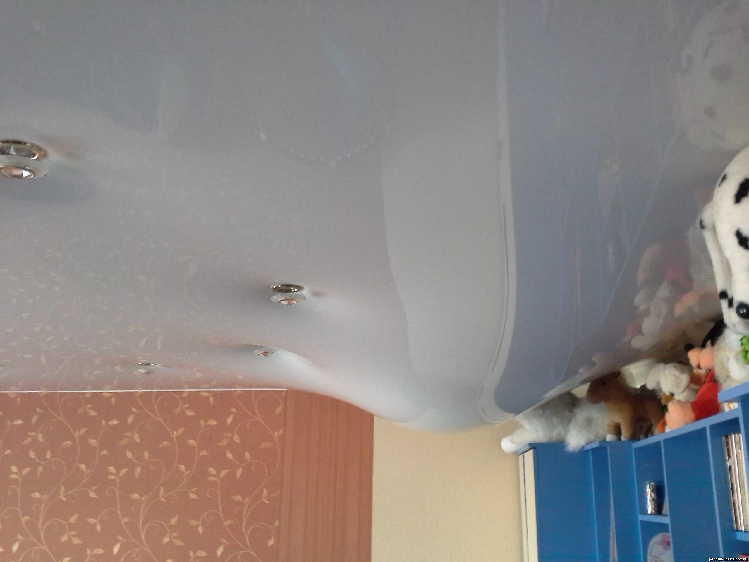 Вода в натяжном потолке. Натяжной потолок протечка. Затопили натяжной потолок. Затопило натяжной потолок. Вода в потолке что делать