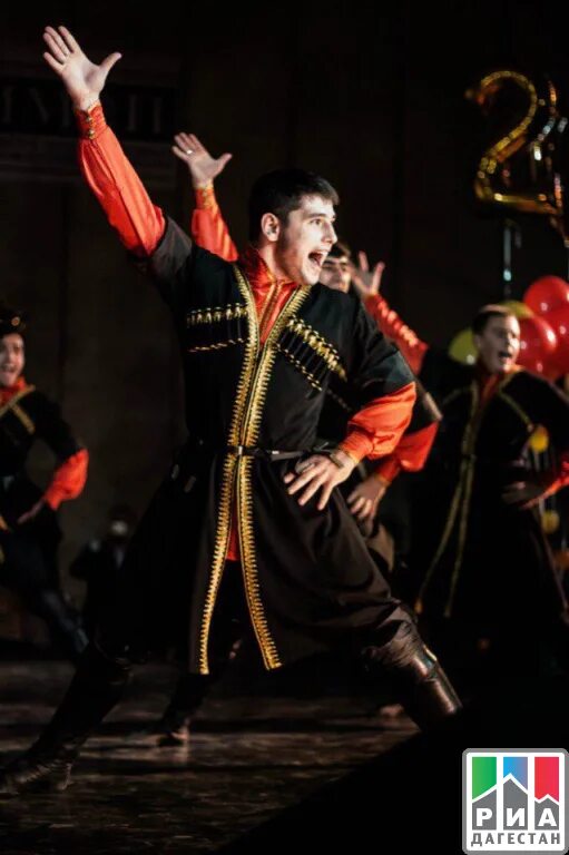 Дагестанцы лезгинка. Вечер лезгинки. Вечер лезгинка горцы дагестанский ловзар. Вечер лезгинки. Попурри танец лезгинка.