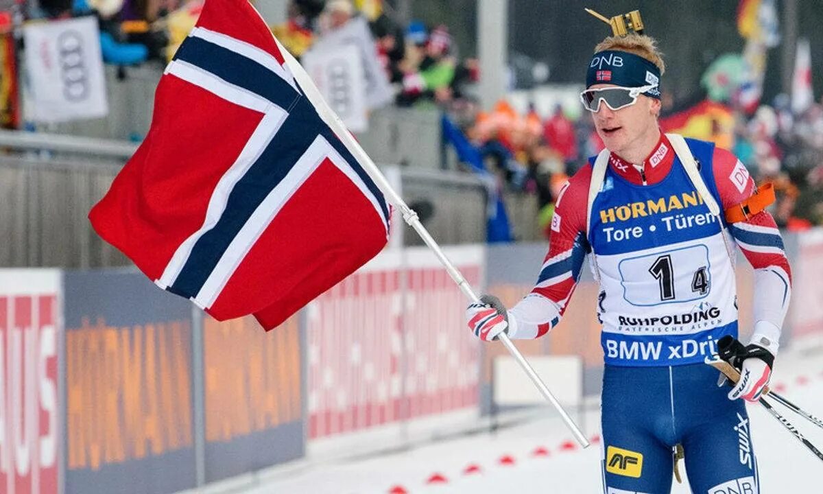 Спортсмены дании. Йоханес Клэбо с флагом. Норвегия спорт. Норвегия Олимпийские игры. Виды спорта в Норвегии.