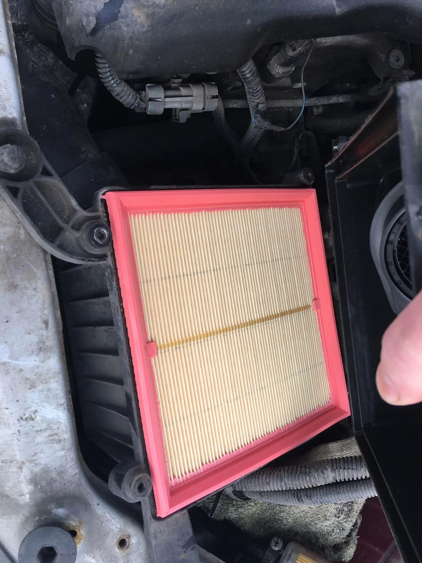 Воздушный фильтр subaru forester sk. Воздушный фильтр лада гранта 16 клапанная. Куда ставится воздушный фильтр. 6. Воздушный фильтр lada приора.