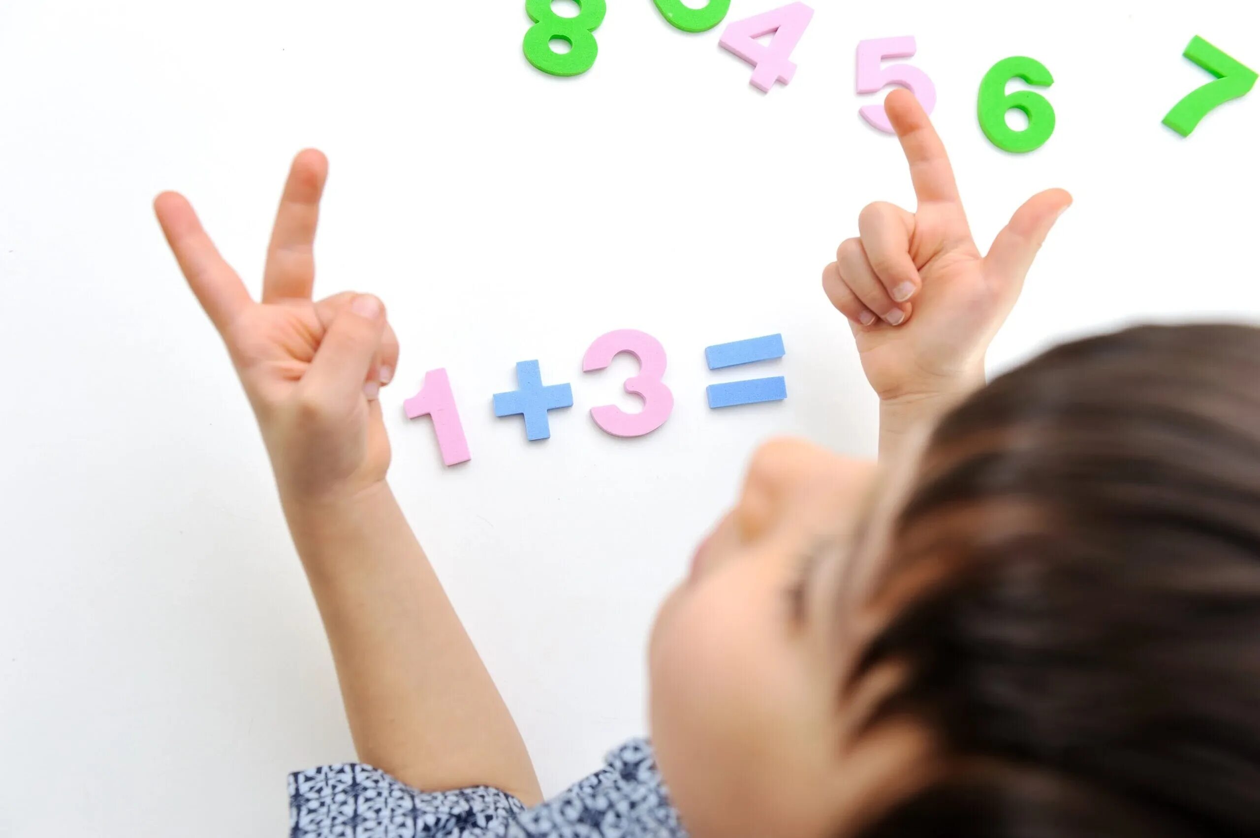 Посчитать без слов. Математика для детей. Ребенок считает. Учимся считать пальцы для детей. Ребенок считает на пальцах.