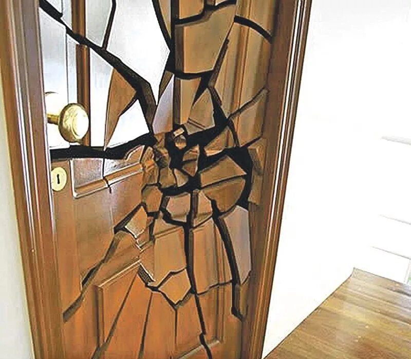 В дверь вместо стекла. Необычные двери. Необычные деревянные двери. Необычные двери из дерева. Дверь с разбитым стеклом.