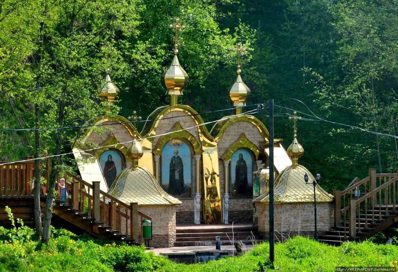 Святой источник сергиев. Радонеж храм Сергия Радонежского. Родник преподобного Сергия в Радонеже. Храм в Радонеже Сергиев Посад. Радонеж Хотьково храм купель.