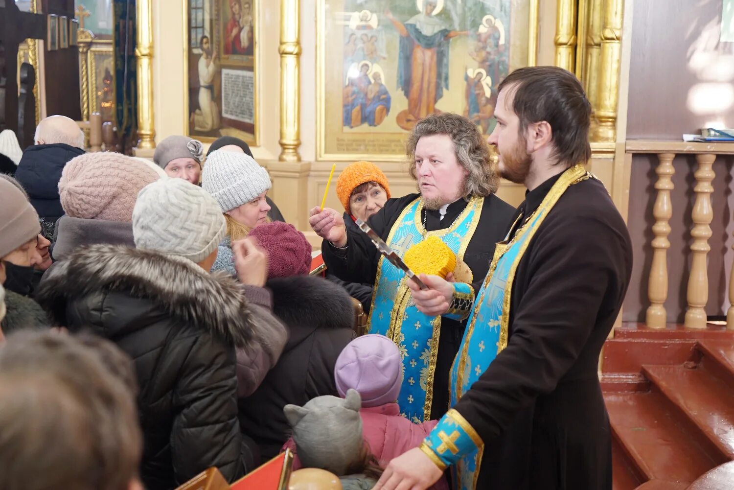 С праздником сретения господня. 15 февраля сретенье господне громницы. Сретение господне 15 февраля 2023. 15 февраля сретение картинки. Храмовая икона сретение.