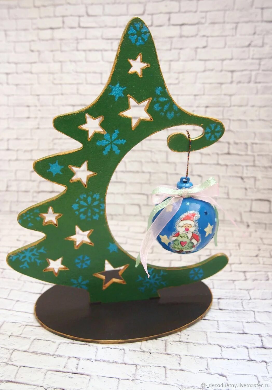 Новогодняя елка из картона. Елочка с игрушкой из картона. Елка из картона объемная. Елка из картона. Елочка из картона.