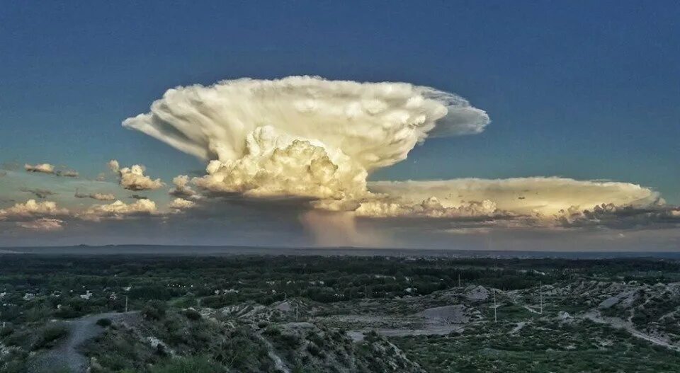 Радиоактивное облако. Воздушный ядерный взрыв. Ядерное облако. Высотный взрыв ядерного оружия.
