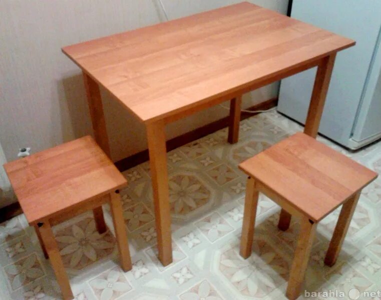 Маленький кухонный стол с табуретками. Стол кухонный даром. Стол и стулья для кухни даром. Кухонный стол б/у.