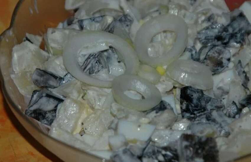 Грузди со сметаной и с луком. Грузди со сметаной. Грузди со сметаной и с луком. Сола тшак. Соленые грибы со сметаной.