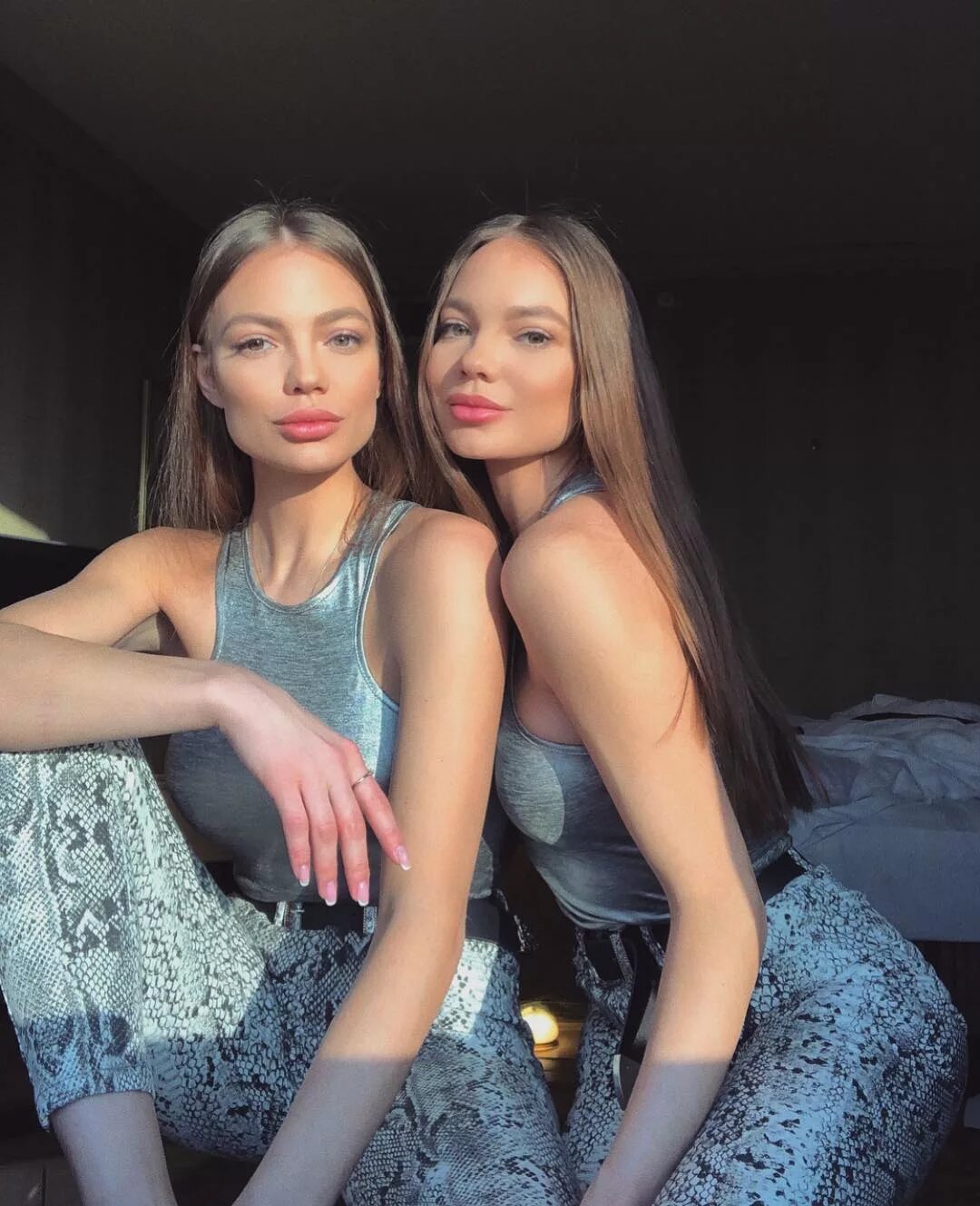 Близняшки катя и настя twins. Близняшки твинс настя и катя. Двойняшки взрослые. Тройняшки мироненко красноярск. Близняшки олсен.