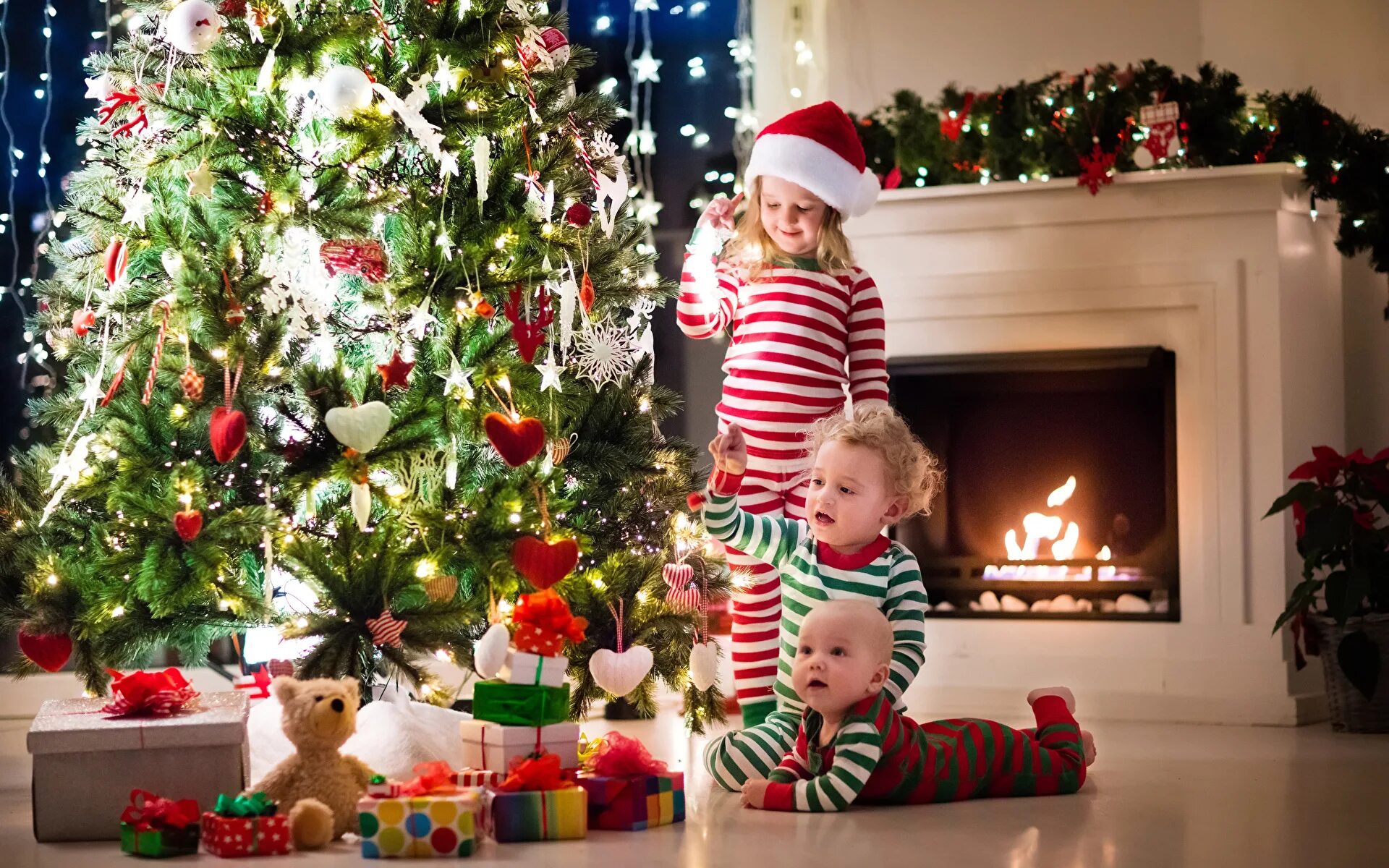 дети наряжают елку. игрушки на елку для деток. новый год дети. мальчик и новогодняя елка. елка с фотками детей.