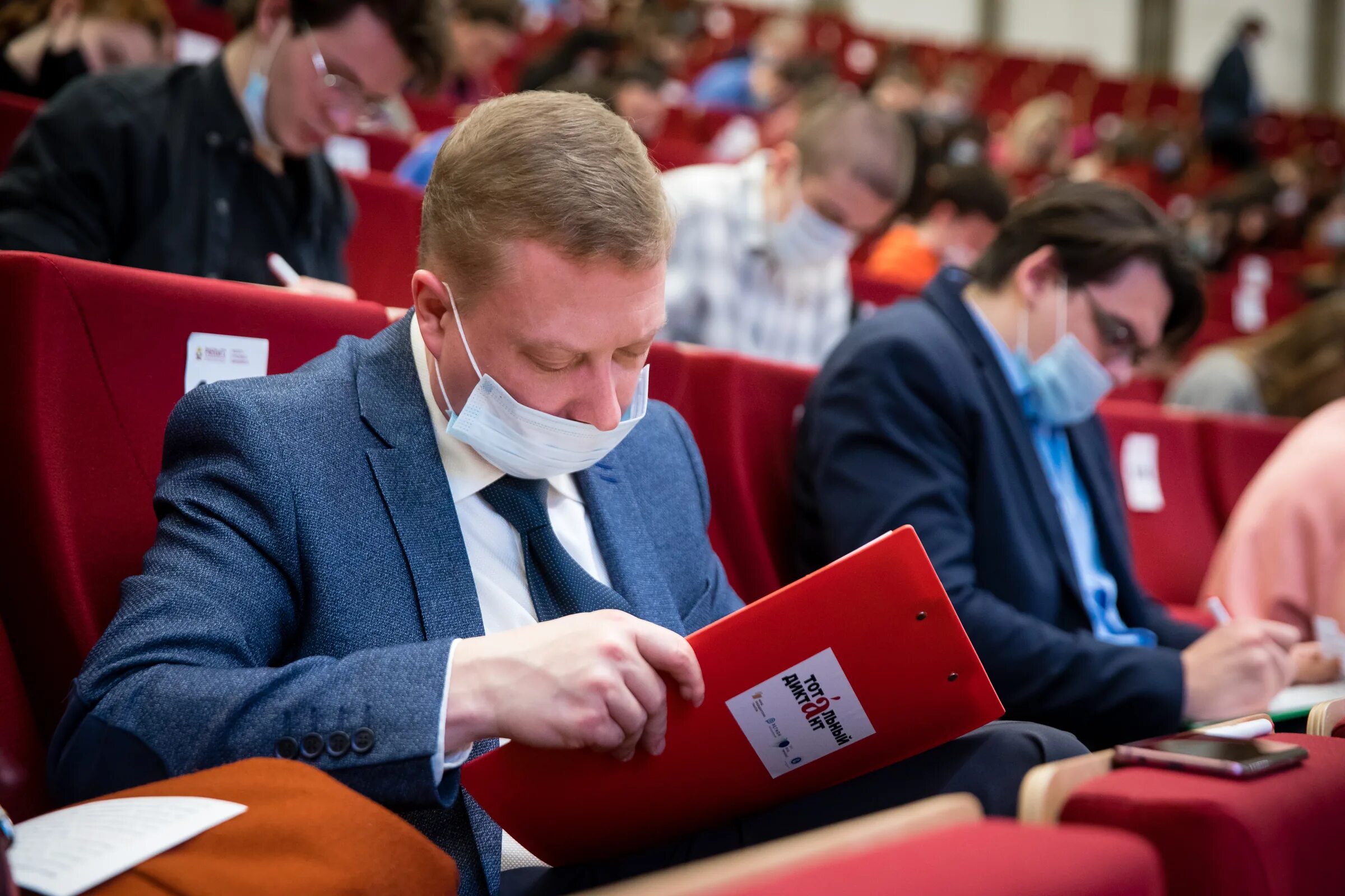 Гражданин россии путин. Нарышкин в молодости. Сергей нарышкин 2021. Президент рф за столом. Бумажки путина.