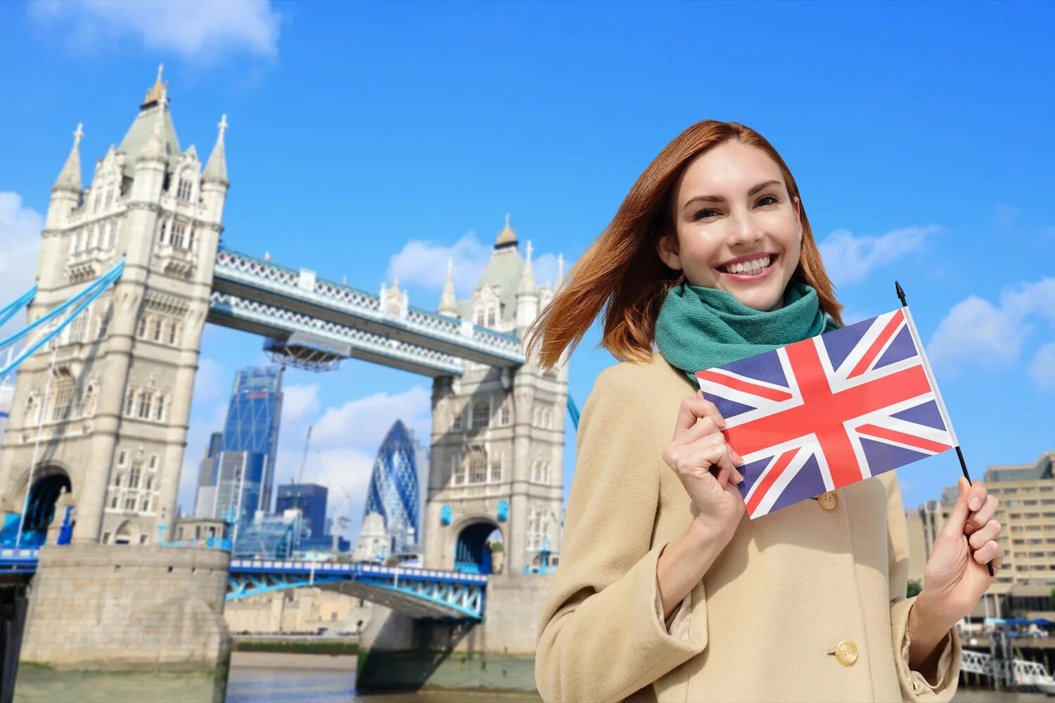 Туристы в Великобритании. Английские девушки. Девушка учит английский. Туризм в Великобритании.