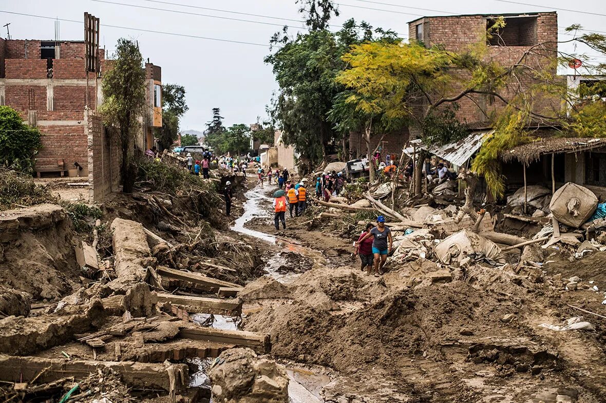 Flood natural disaster. Эль Ниньо Перу. Катастрофические последствия Эль Ниньо. Оползень и сель. Эль-Ниньо последствия.