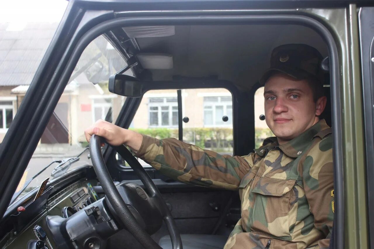 максим песковой герой россии фото. водитель в армии. форма военного водителя. водитель роты. автомобильная бригада.