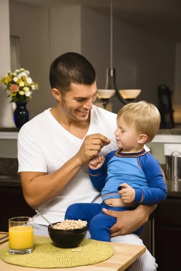 Сын мужчина в доме. Парень с ребенком. Папа и сын. Фотосессия папа и сын. Мужчина с ребенком на кухне.