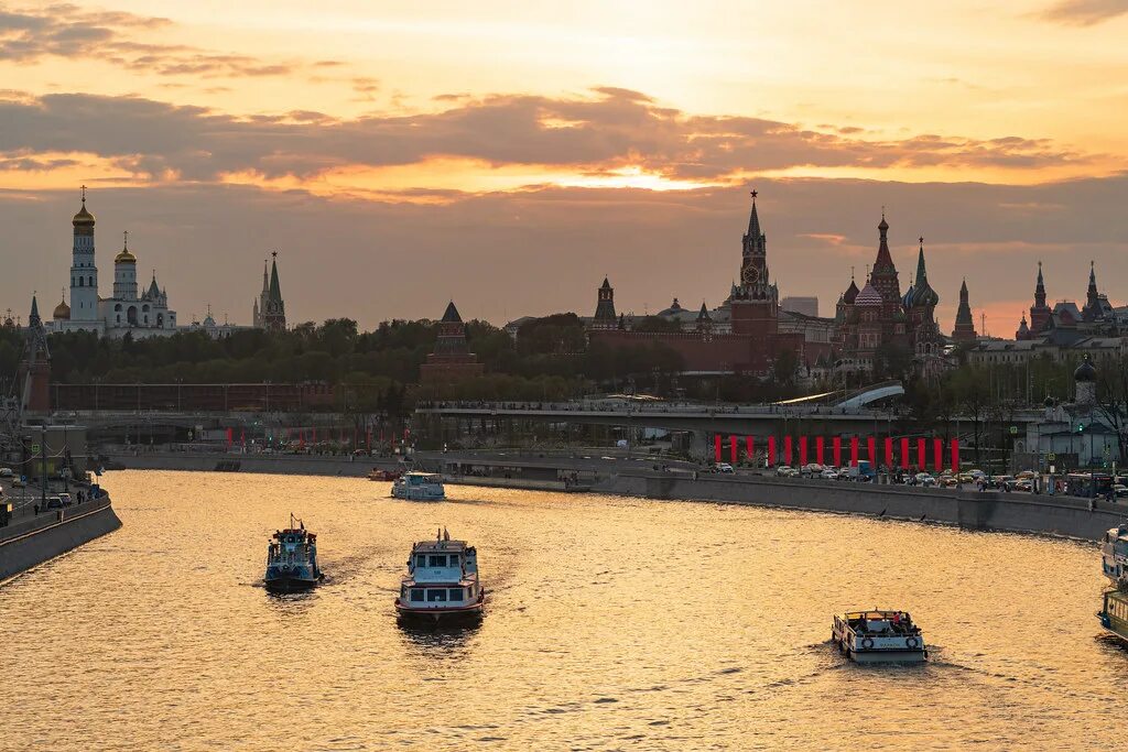 Москва река читать краткое. Реки Москвы. Москва река вода. Стиль Москва река. Лед на Москве реке.