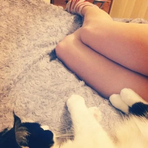 Брюнетка со спины на кровати. Ноги девушки. Красивые девушки на кровати. Девушка в кровати селфи без лица. Ножки девушки в кровати.