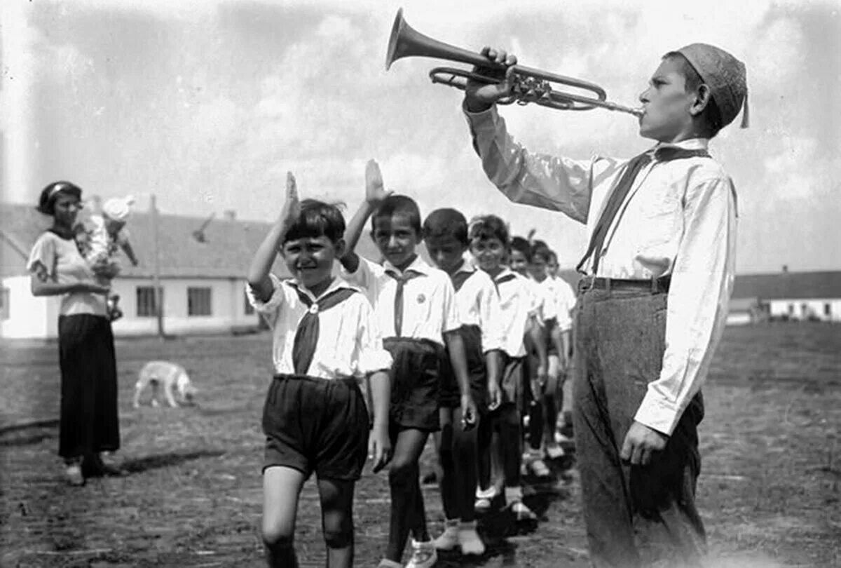 Советская школа 1920. Тимуровцы СССР. Пионерские лагеря в СССР 1930е годы. Пионеры тимуровцы. Тимуровское движение в СССР.