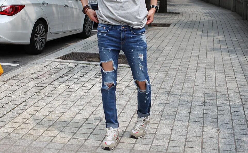 рваные джинсы женские 2022. рваные джинсы speed up. девушка в узких рваных джинсах. джинсы с дырками. рваные джинсы speed up.