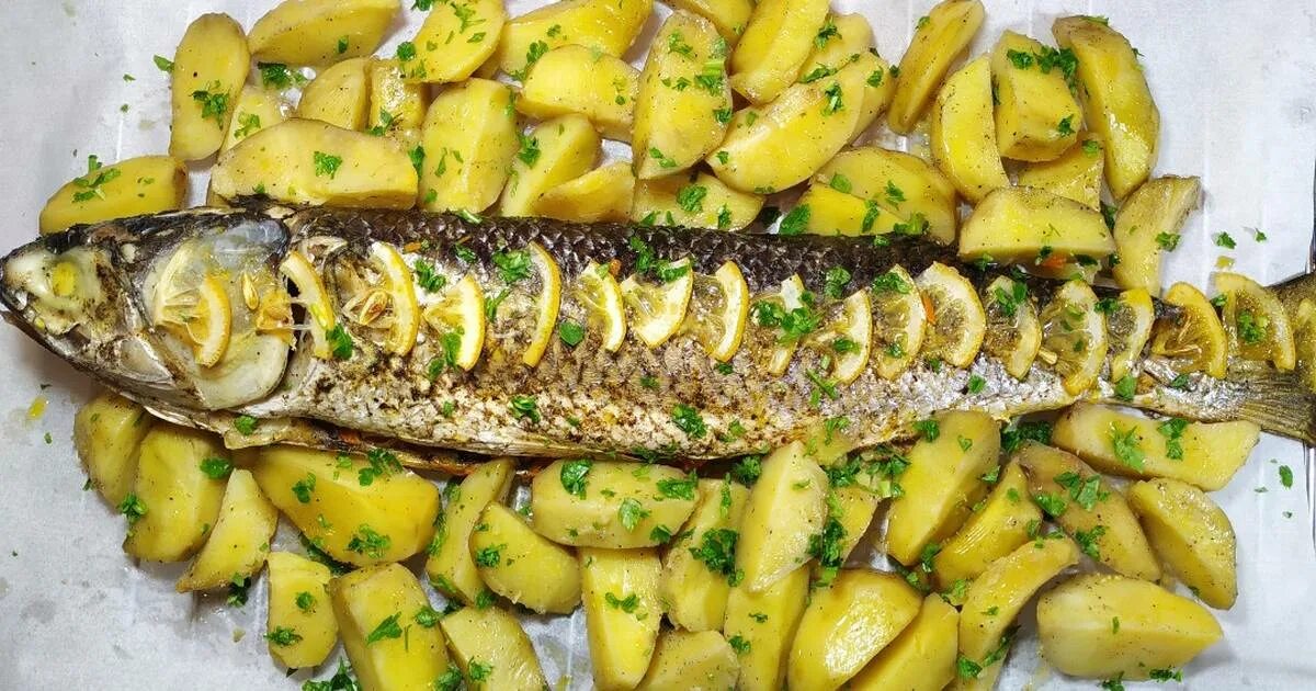 Как приготовить рыбу кефаль в духовке. Кефаль в духовке с картошкой. рыба кефаль в духовке в фольге. кефаль с овощами в духовке. рыба кефаль запеченная в духовке.