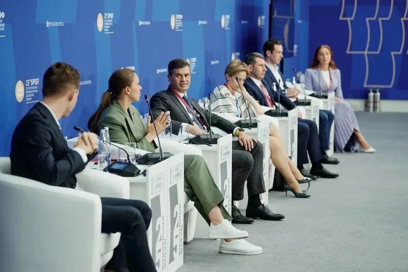 Руководитель росмолодежи 2025. Стенд росмолодежи пмэф. молодежный экономический форум 2025. ведущие пмэф.