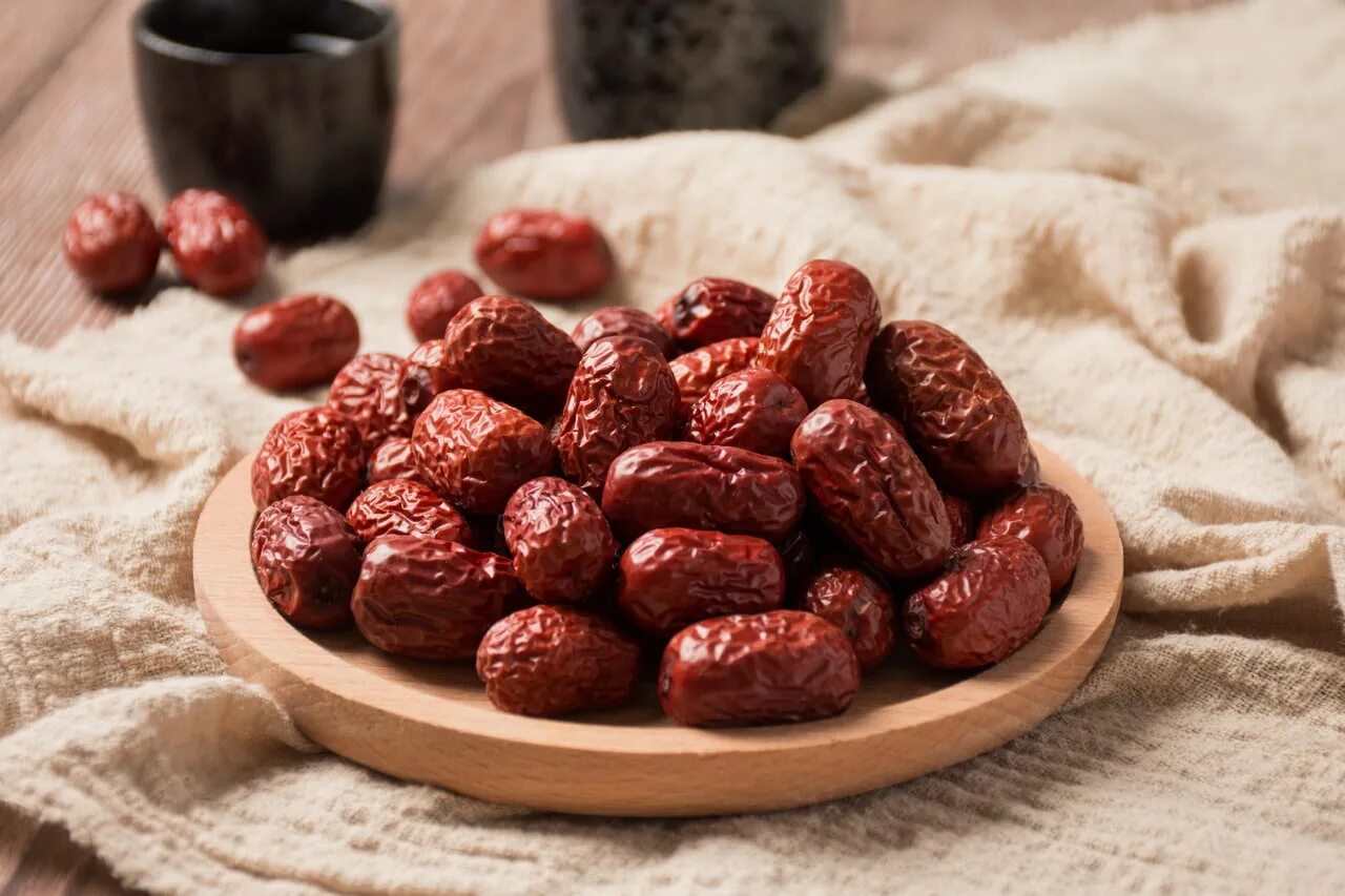 Red dates. Красные финики. Мармеладный плод. Плод жужуба корейская кухня. Финики из какого зизифуса рецепт.