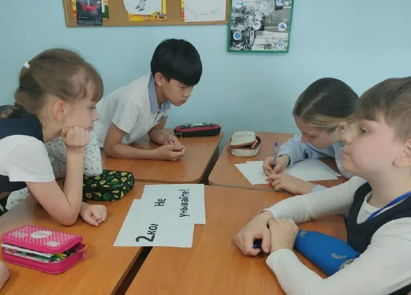 школьные математические кружки. кружка для математички красочная. математический кружок в начальной школе. кружок математики в начальной школе. математик с чашкой.