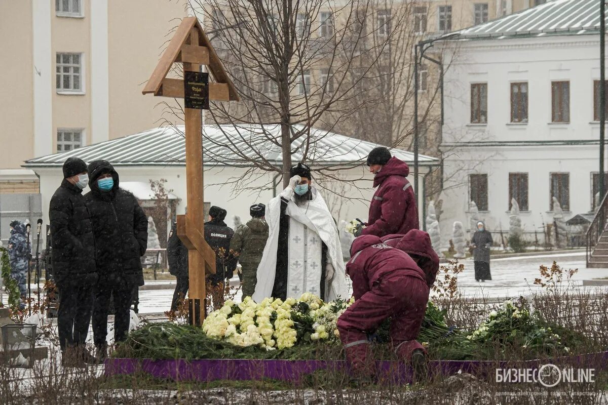 Кто похоронен в казанском. Митрополит Феофан Ашурков могила. Могила Феофана Ашуркова. Могила митрополита Феофана.