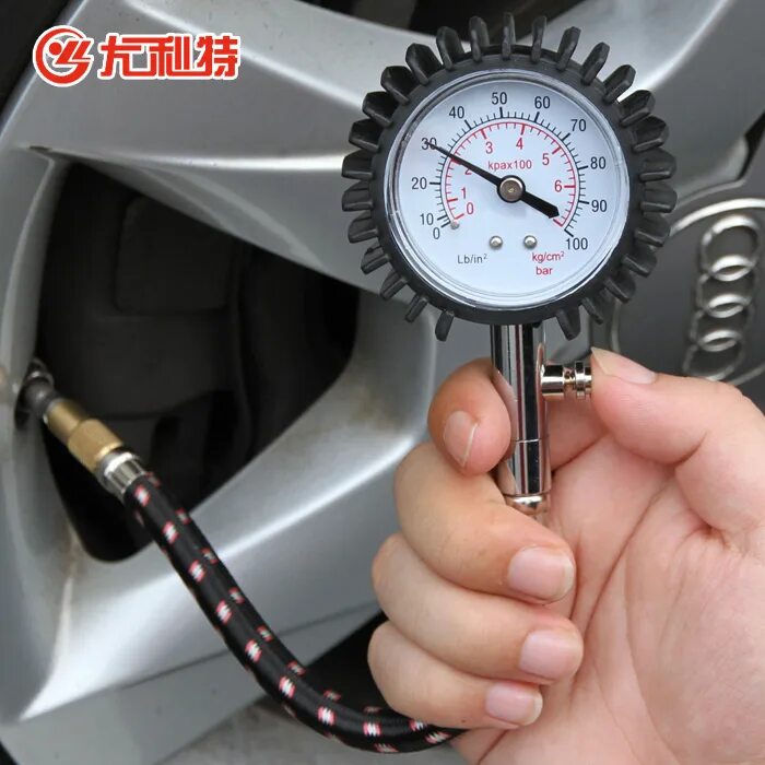 Измерение давления в шинах автомобиля. Tire Gauge манометр. Манометр автомобильный Tire Pressure Gauge. По манометр давление в шинах 2.2. Замер давления Додж Джорни.