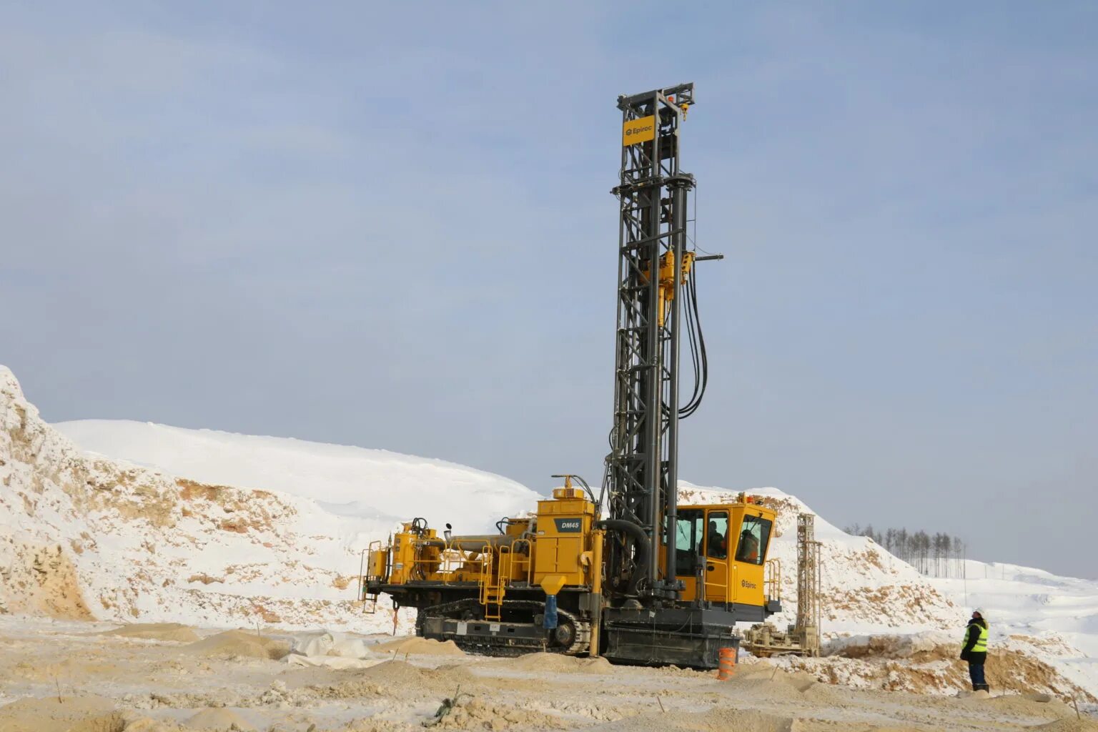 Буровые горные работы. Atlas Copco dm45. Атлас Копко дм 45 буровая. Дм 45 буровой станок. Atlas Copco DML 1200.