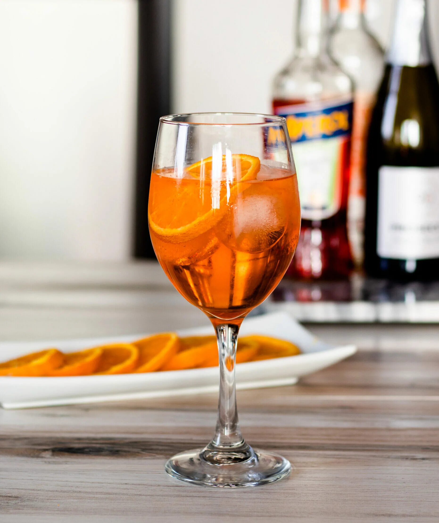 аперитив апероль. апероль шприц аперитив. коктейль шприц с шампанским. апероль шприц коктейль. коктейль с просекко апероль.