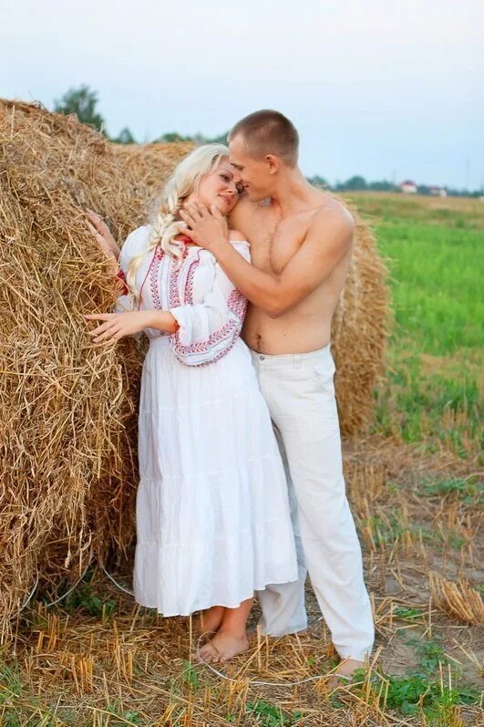 Влюбленные в деревне. Фотосессия пары в деревне.