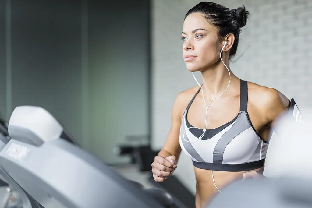 Когда худеешь. Стадии похудения. Жиросжигающий пояс для похудения. Девушка стоит на весах. Когда потеешь худеешь.