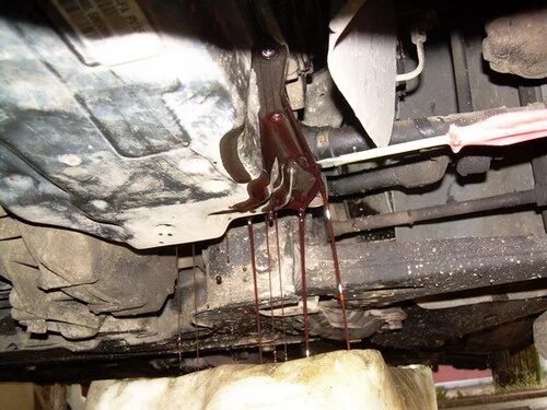 Вытекло масло из коробки на рено меган 2. Вытекло масло из акпп. Мазда сх-5 течет масло снизу сальник. Вытекло масло из двигателя. 6 картер поддон двигателя.