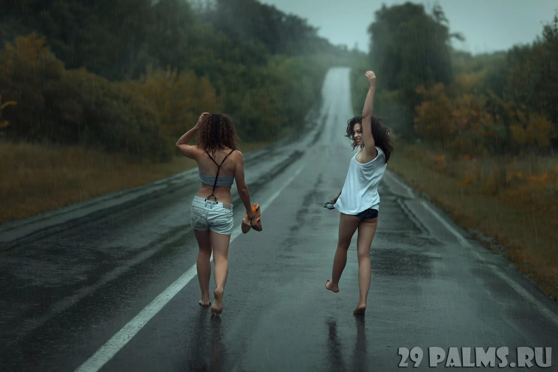 Две девочки speed. Две девочки на дороге. фотосессия с подругой на дороге. подруги под дождем. две девушки под дождем.