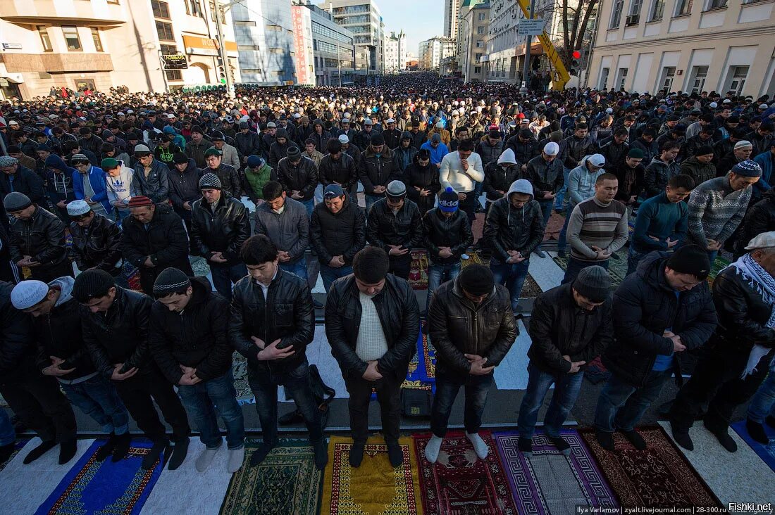 Ураза-байрам 2022 в москве фото. Moskova namaz. Курбан байрам московская соборная мечеть. Московская соборная мечеть намаз. Праздничный намаз.