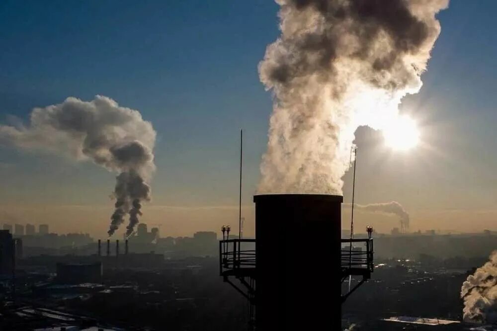 Загрязнение воздуха. Загрязнение воздуха в России. Снижение выбросов в атмосферу. Выбросы вредных веществ в атмосферу. Выбросы загрязняющих веществ в городах