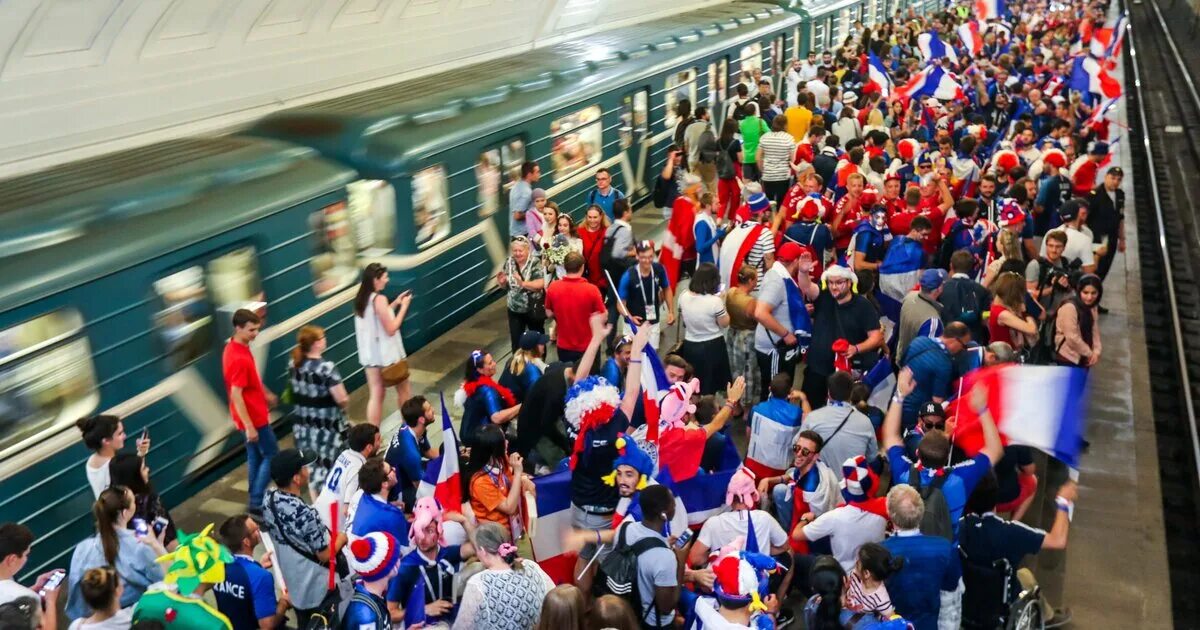 Москва без средств. Футбольные фанаты в метро. Болельщики ЧМ 2018 В метро. Иностранные болельщики в Московском метро.