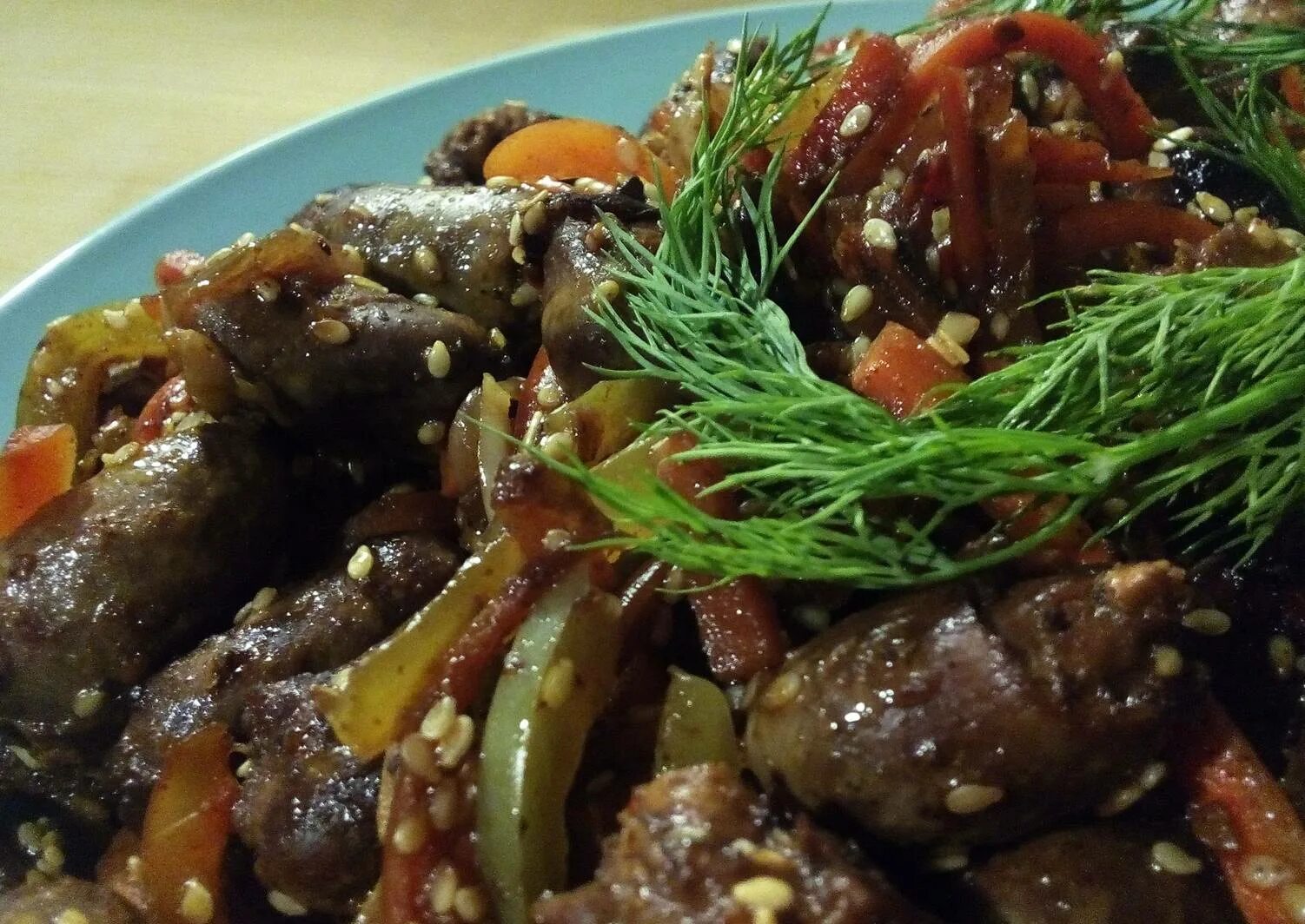 Как вкусно и быстро приготовить куриные сердечки. Куриные сердечки с овощами. куриные сердечки с овощами на сковороде. сердечки куриные по восточному. сердечки куриные с кунжутом.