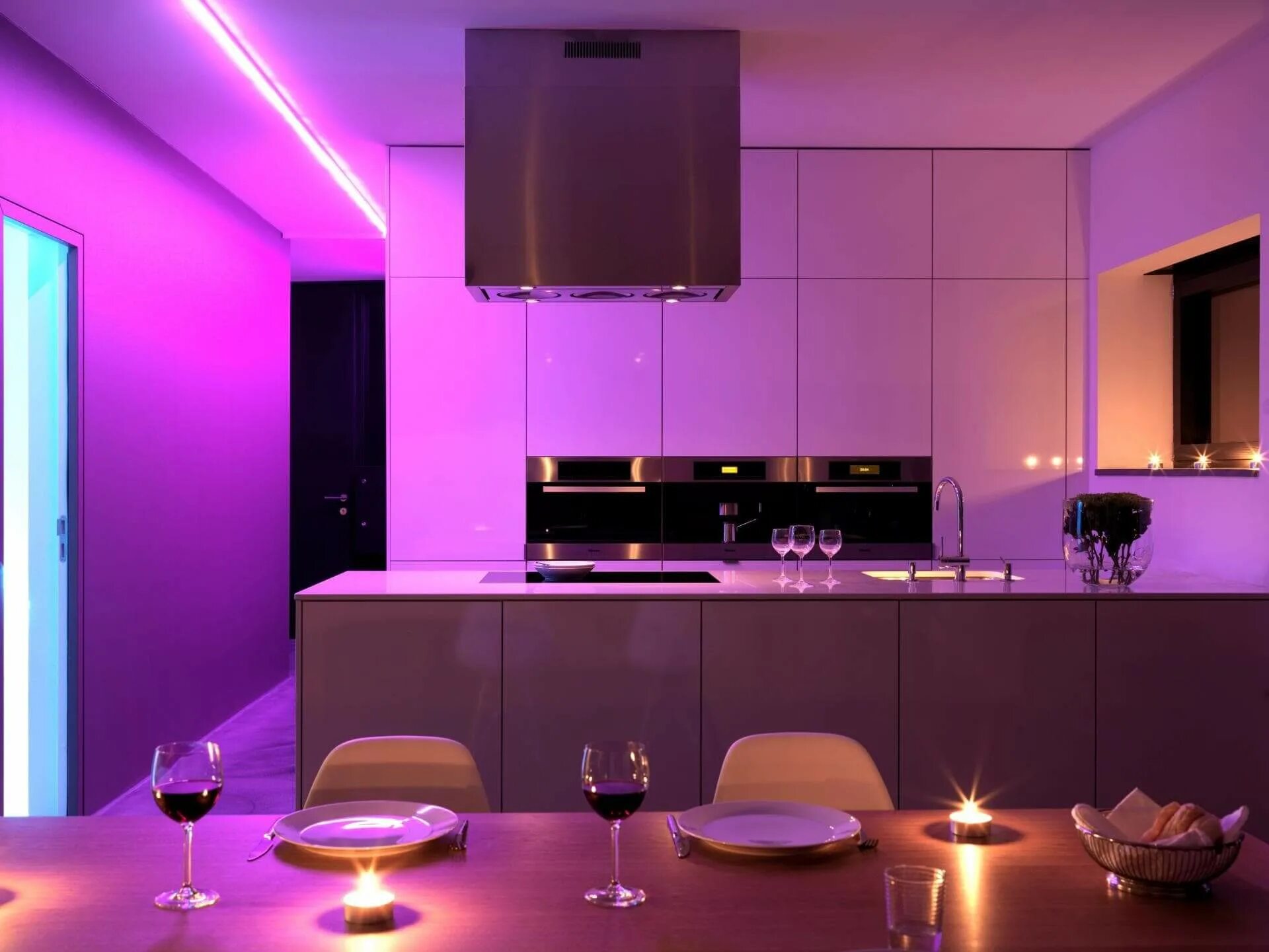 Светодиодный интерьер. Фиолетовая РГБ подсветка. Светодиодная лента RGB В интерьере квартиры. Светодиодная лента РГБ В интерьере. РГБ подсветка на кухне.