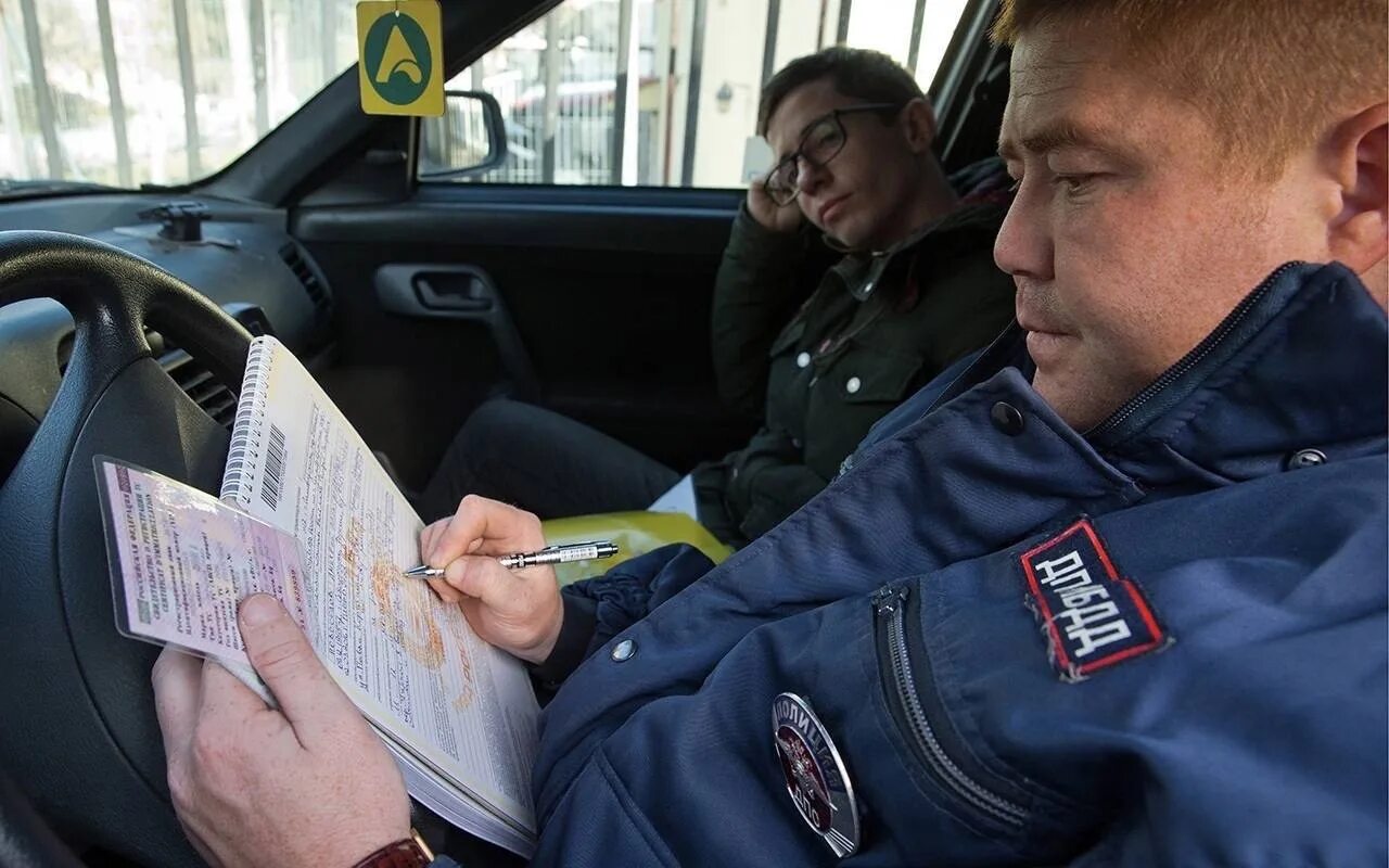 Нарушение правил штраф. Выписывает штраф. автомобильные штрафы. гаишник выписывает штраф. водитель без прав.