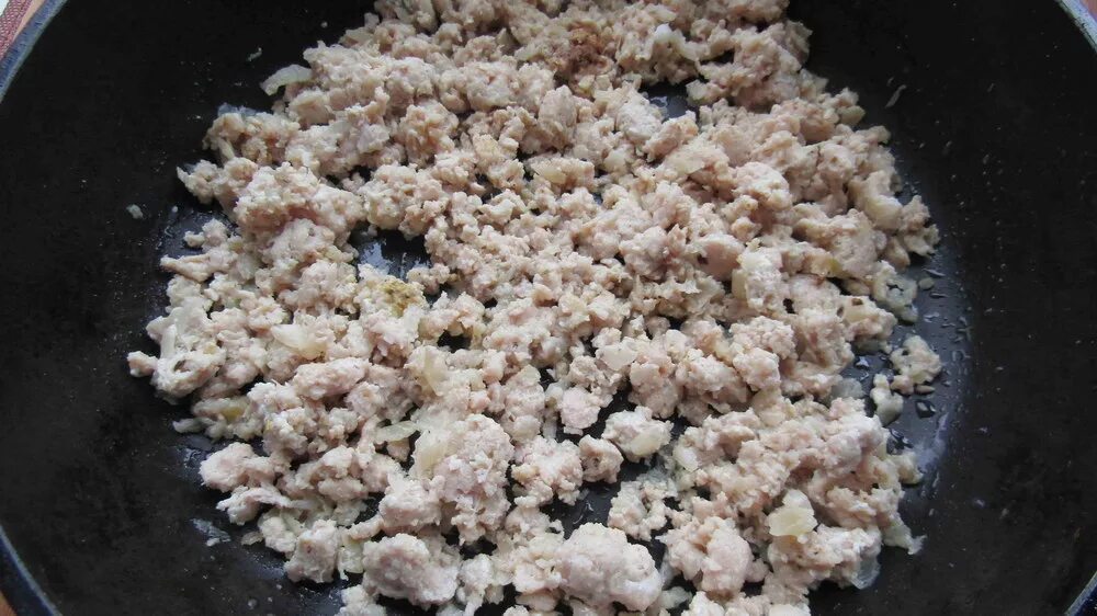 Сколько времени жарить фарш индейки. Куриный фарш готовый. жареный куриный фарш. обжариваем фарш куриный. готовый фарш на сковороде.